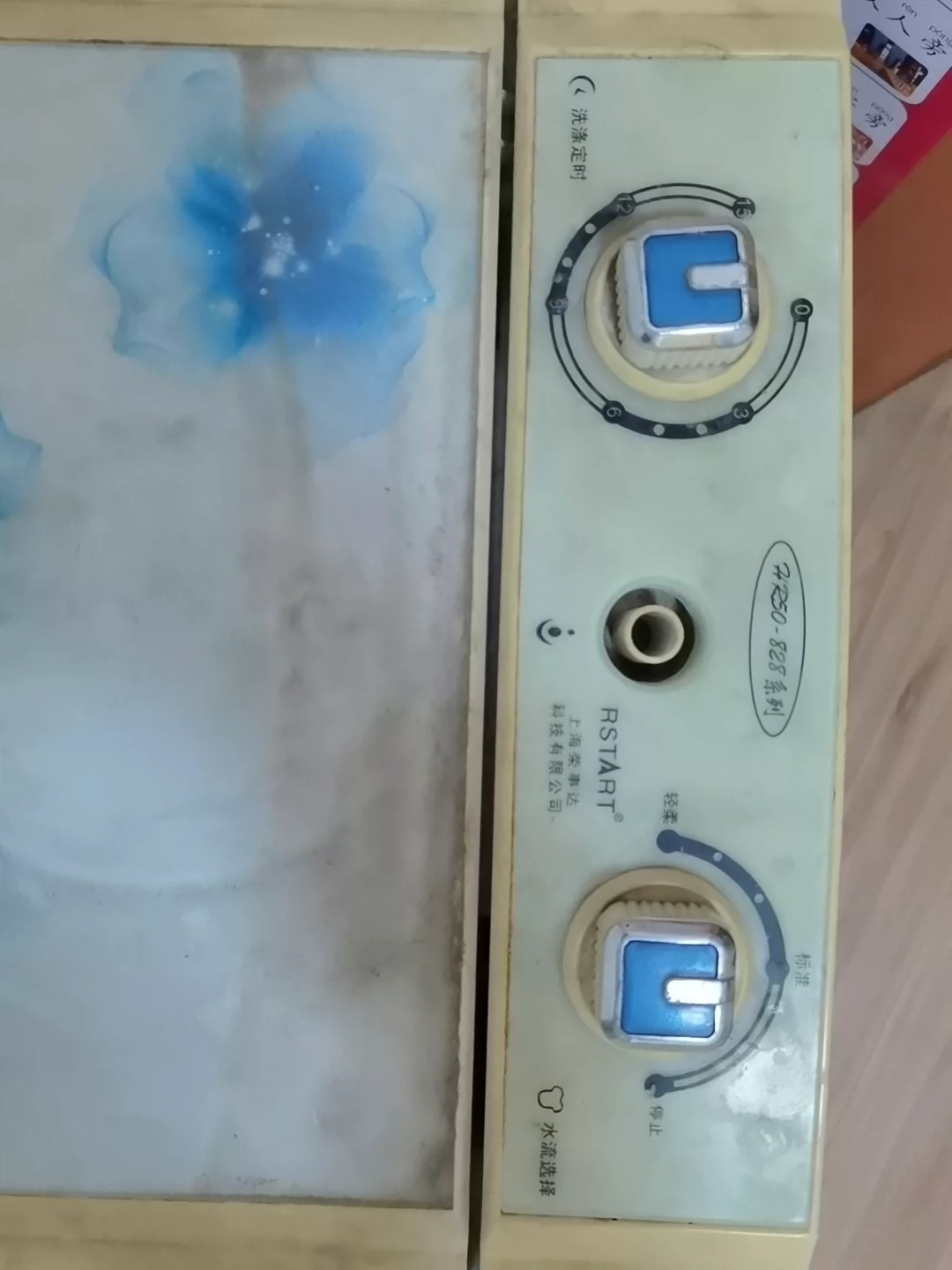 正常使用得小洗衣机，个人闲置不是卖二手家电的，别再问我有没有空调，没有！不能甩干！！！！！！！ 小洗衣机有需要的买，在华润万家260买的， 长40cm宽35cm